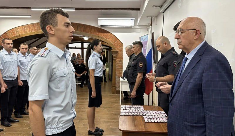 В Северной Осетии общественники и ветераны ОВД приняли участие в торжественном вручение служебных удостоверений молодым сотрудникам полиции В Северной Осетии общественники и ветераны ОВД приняли участие в торжественном вручение служебных удостоверений молодым сотрудникам полиции