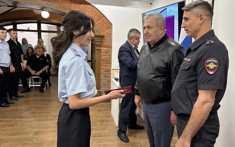 В Северной Осетии общественники и ветераны ОВД приняли участие в торжественном вручение служебных удостоверений молодым сотрудникам полиции В Северной Осетии общественники и ветераны ОВД приняли участие в торжественном вручение служебных удостоверений молодым сотрудникам полиции