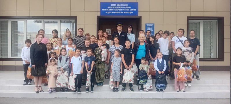 Полицейские Пригородного района Северной Осетии и председатель Совета ветеранов ОМВД помогли детям из малообеспеченных семей подготовиться к школе Полицейские Пригородного района Северной Осетии и председатель Совета ветеранов ОМВД помогли детям из малообеспеченных семей подготовиться к школе