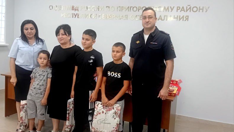 Полицейские Пригородного района Северной Осетии и председатель Совета ветеранов ОМВД помогли детям из малообеспеченных семей подготовиться к школе Полицейские Пригородного района Северной Осетии и председатель Совета ветеранов ОМВД помогли детям из малообеспеченных семей подготовиться к школе