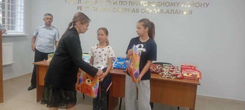 Полицейские Пригородного района Северной Осетии и председатель Совета ветеранов ОМВД помогли детям из малообеспеченных семей подготовиться к школе Полицейские Пригородного района Северной Осетии и председатель Совета ветеранов ОМВД помогли детям из малообеспеченных семей подготовиться к школе