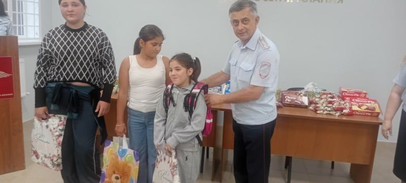 Полицейские Пригородного района Северной Осетии и председатель Совета ветеранов ОМВД помогли детям из малообеспеченных семей подготовиться к школе Полицейские Пригородного района Северной Осетии и председатель Совета ветеранов ОМВД помогли детям из малообеспеченных семей подготовиться к школе