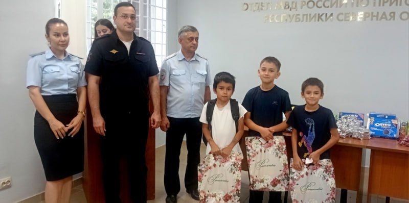Полицейские Пригородного района Северной Осетии и председатель Совета ветеранов ОМВД помогли детям из малообеспеченных семей подготовиться к школе Полицейские Пригородного района Северной Осетии и председатель Совета ветеранов ОМВД помогли детям из малообеспеченных семей подготовиться к школе