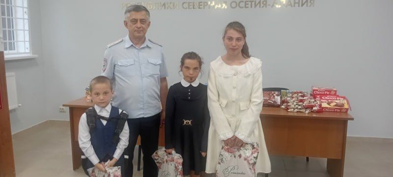 Полицейские Пригородного района Северной Осетии и председатель Совета ветеранов ОМВД помогли детям из малообеспеченных семей подготовиться к школе Полицейские Пригородного района Северной Осетии и председатель Совета ветеранов ОМВД помогли детям из малообеспеченных семей подготовиться к школе