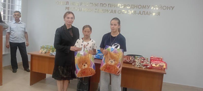 Полицейские Пригородного района Северной Осетии и председатель Совета ветеранов ОМВД помогли детям из малообеспеченных семей подготовиться к школе Полицейские Пригородного района Северной Осетии и председатель Совета ветеранов ОМВД помогли детям из малообеспеченных семей подготовиться к школе