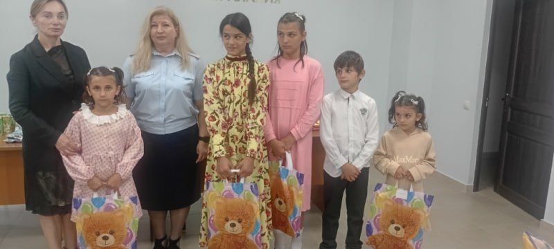 Полицейские Пригородного района Северной Осетии и председатель Совета ветеранов ОМВД помогли детям из малообеспеченных семей подготовиться к школе Полицейские Пригородного района Северной Осетии и председатель Совета ветеранов ОМВД помогли детям из малообеспеченных семей подготовиться к школе