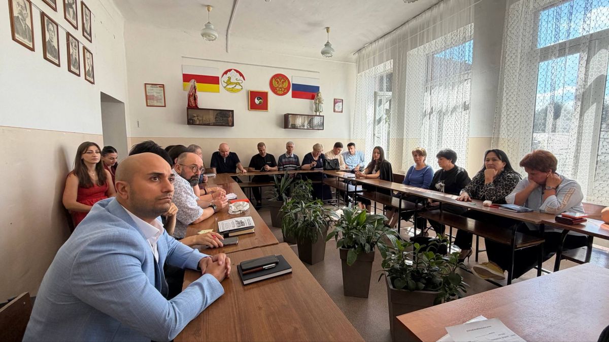 Министр культуры РСО-Алания Батраз Гудиев встретился с педагогами Республиканского колледжа культуры Министр культуры РСО-Алания Батраз Гудиев встретился с педагогами Республиканского колледжа культуры