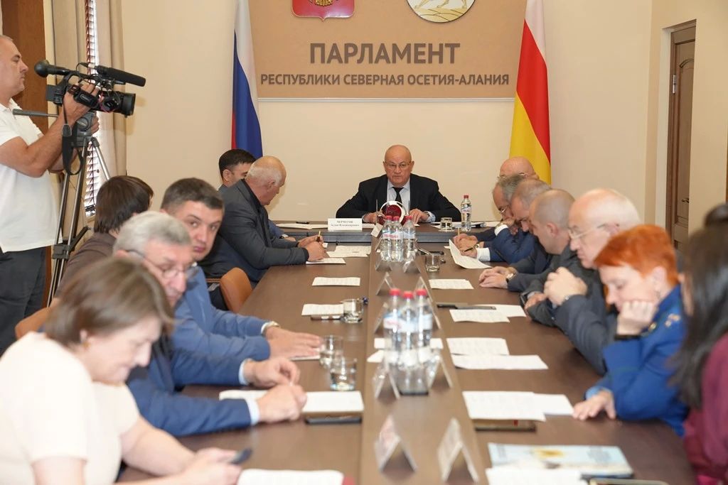 Аслан Черчесов провел заседание комитета по законодательству, законности и местному самоуправлению Аслан Черчесов провел заседание комитета по законодательству, законности и местному самоуправлению