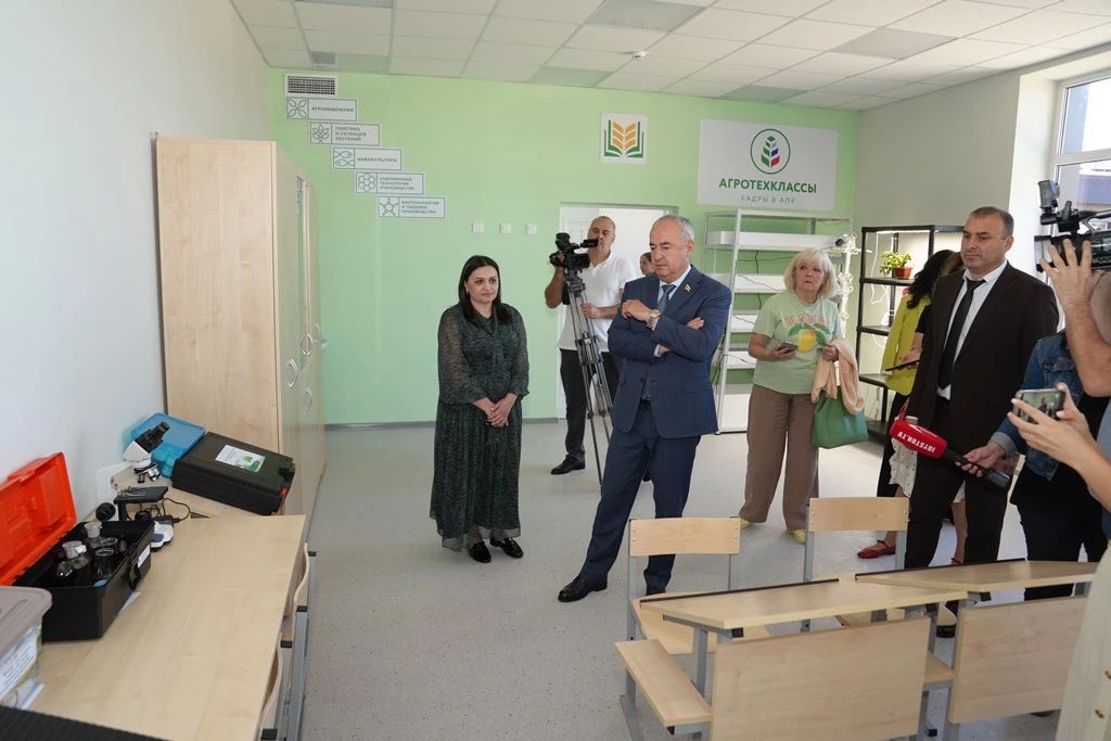 В ходе рабочей поездки Председатель Парламента Таймураз Тускаев посетил селение Дур-Дур, где ознакомился с работой ключевых образовательных и культурных учреждений В ходе рабочей поездки Председатель Парламента Таймураз Тускаев посетил селение Дур-Дур, где ознакомился с работой ключевых образовательных и культурных учреждений