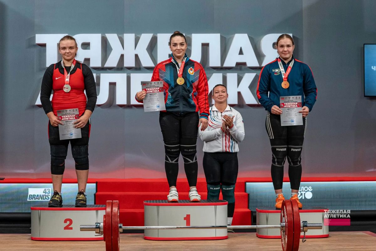 Яна Сотиева стала чемпионкой России по тяжелой атлетике в Москве, завоевав золотую медаль в весовой категории до 86 кг. В сумме двоеборья спортсменка подняла 223 кг, зафиксировав в рывке 100 кг и толкнув штангу весом 123 кг Яна Сотиева стала чемпионкой России по тяжелой атлетике в Москве, завоевав золотую медаль в весовой категории до 86 кг. В сумме двоеборья спортсменка подняла 223 кг, зафиксировав в рывке 100 кг и толкнув штангу весом 123 кг
