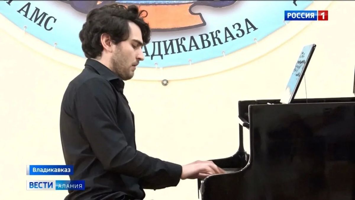 Пианист Абисал Гергиев дал мастер-класс учащимся детской школы искусств во Владикавказе
