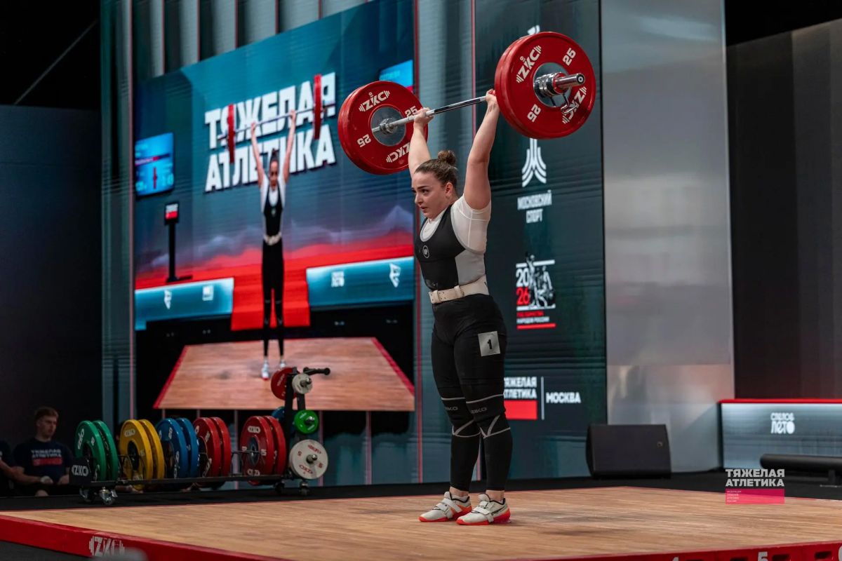 Яна Сотиева стала чемпионкой России по тяжелой атлетике в Москве, завоевав золотую медаль в весовой категории до 86 кг. В сумме двоеборья спортсменка подняла 223 кг, зафиксировав в рывке 100 кг и толкнув штангу весом 123 кг Яна Сотиева стала чемпионкой России по тяжелой атлетике в Москве, завоевав золотую медаль в весовой категории до 86 кг. В сумме двоеборья спортсменка подняла 223 кг, зафиксировав в рывке 100 кг и толкнув штангу весом 123 кг