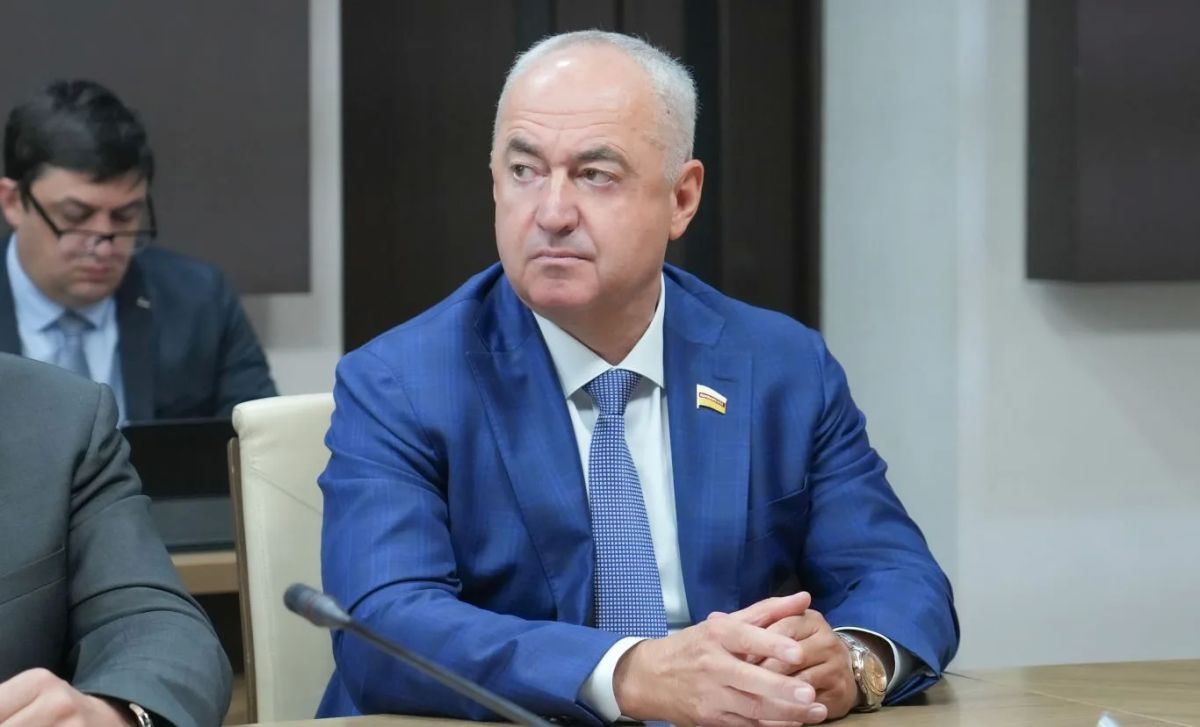 Глава РСО – Алания Сергей Меняйло провел еженедельное аппаратное совещание с участием руководителей органов исполнительной власти и муниципальных образований, представителей правоохранительных и надзорных структур республики Глава РСО – Алания Сергей Меняйло провел еженедельное аппаратное совещание с участием руководителей органов исполнительной власти и муниципальных образований, представителей правоохранительных и надзорных структур республики