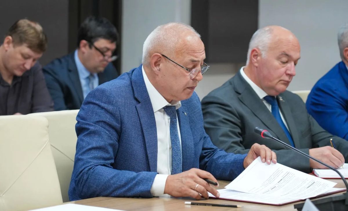 Глава РСО – Алания Сергей Меняйло провел еженедельное аппаратное совещание с участием руководителей органов исполнительной власти и муниципальных образований, представителей правоохранительных и надзорных структур республики Глава РСО – Алания Сергей Меняйло провел еженедельное аппаратное совещание с участием руководителей органов исполнительной власти и муниципальных образований, представителей правоохранительных и надзорных структур республики