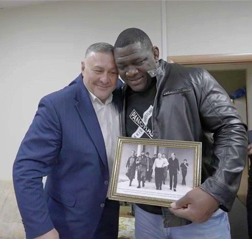 В знак дружбы народов Осетии и Кубы пятикратному олимпийскому чемпиону Михаэлю Лопесу вручили историческую фотографию В знак дружбы народов Осетии и Кубы пятикратному олимпийскому чемпиону Михаэлю Лопесу вручили историческую фотографию