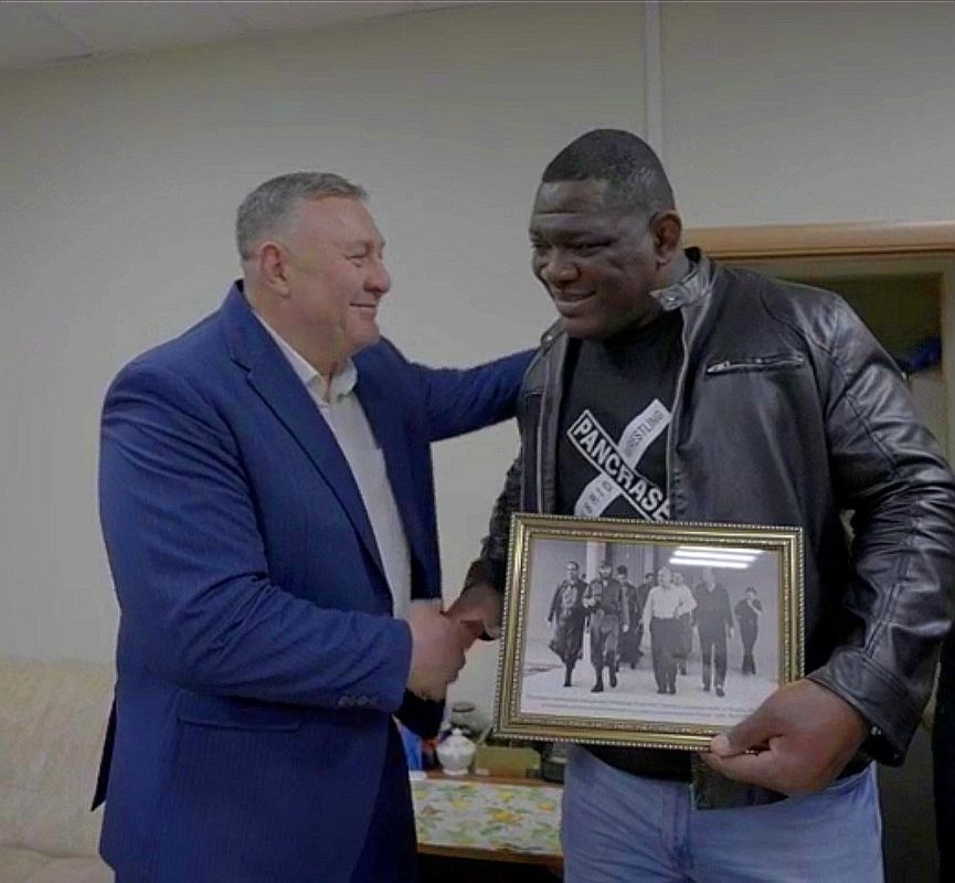 В знак дружбы народов Осетии и Кубы пятикратному олимпийскому чемпиону Михаэлю Лопесу вручили историческую фотографию В знак дружбы народов Осетии и Кубы пятикратному олимпийскому чемпиону Михаэлю Лопесу вручили историческую фотографию