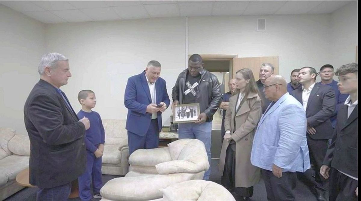 В знак дружбы народов Осетии и Кубы пятикратному олимпийскому чемпиону Михаэлю Лопесу вручили историческую фотографию В знак дружбы народов Осетии и Кубы пятикратному олимпийскому чемпиону Михаэлю Лопесу вручили историческую фотографию