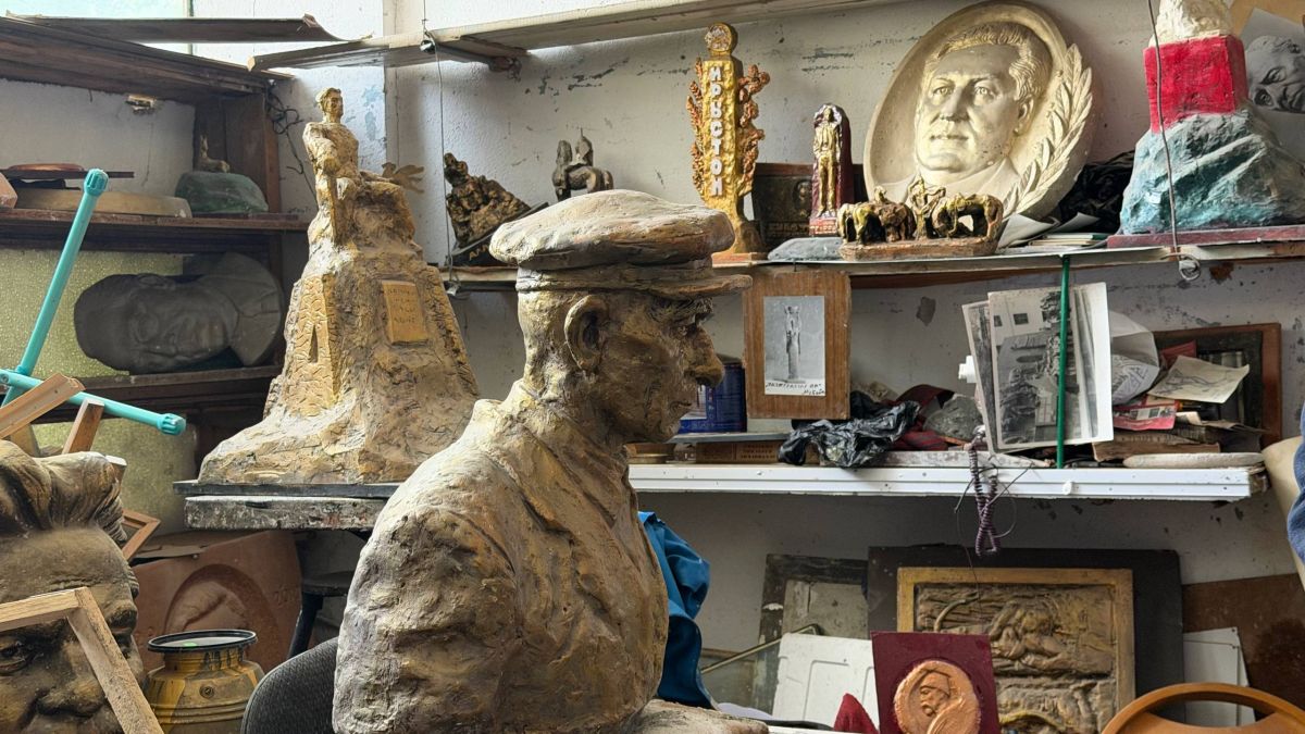 Сегодня Глава РСО-Алания Сергей Иванович Меняйло посетил мастерские наших именитых скульпторов Сегодня Глава РСО-Алания Сергей Иванович Меняйло посетил мастерские наших именитых скульпторов