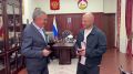 Глава Северной Осетии Сергей Меняйло наградил медалью "Во славу Осетии" участника СВО Инала Козонова, который спас из тонущей машины в горной реке людей