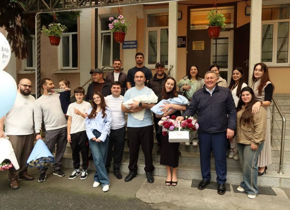 Супругу Мурата Гассиева с новорожденными близнецами выписали из роддома