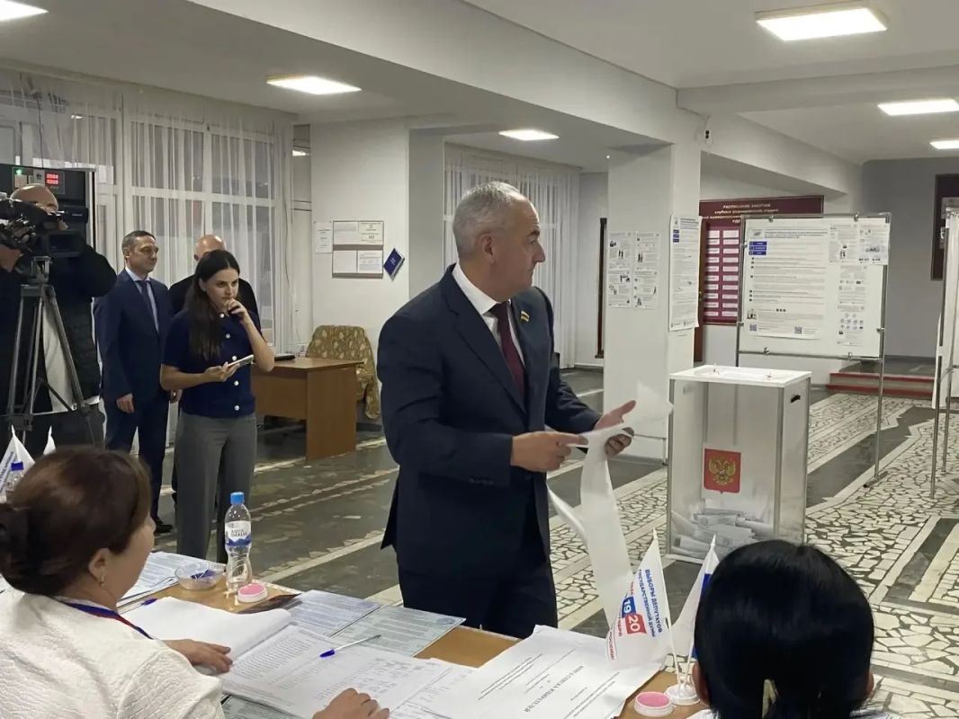 Председатель Парламента Республики Северная Осетия – Алания Таймураз Русланович Тускаев по традиции отдал свой голос в с. Чикола Ирафского района Председатель Парламента Республики Северная Осетия – Алания Таймураз Русланович Тускаев по традиции отдал свой голос в с. Чикола Ирафского района