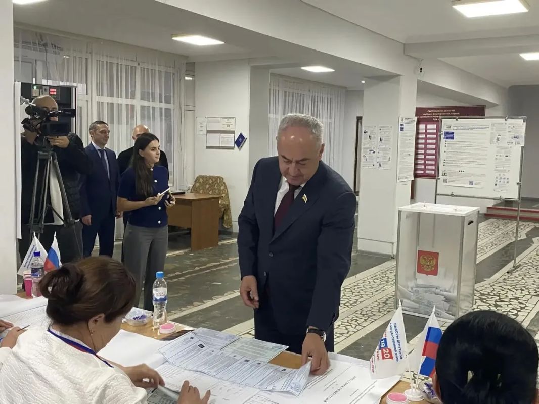 Председатель Парламента Республики Северная Осетия – Алания Таймураз Русланович Тускаев по традиции отдал свой голос в с. Чикола Ирафского района Председатель Парламента Республики Северная Осетия – Алания Таймураз Русланович Тускаев по традиции отдал свой голос в с. Чикола Ирафского района