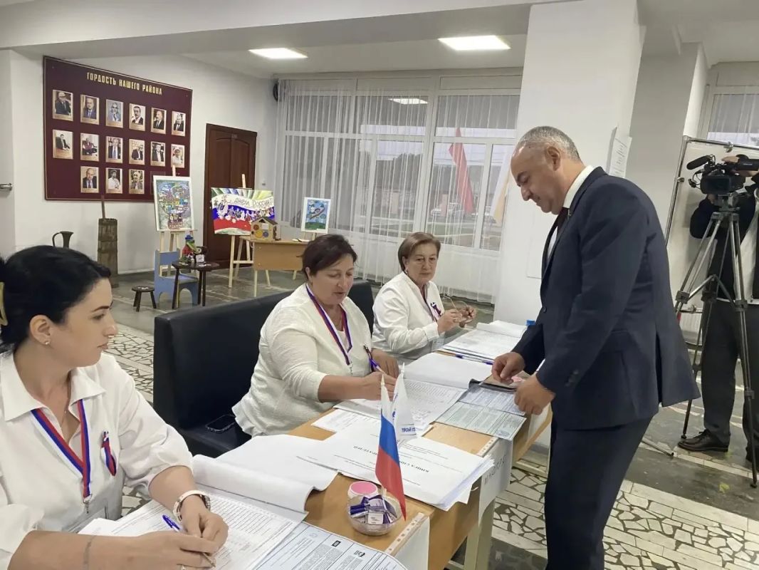 Председатель Парламента Республики Северная Осетия – Алания Таймураз Русланович Тускаев по традиции отдал свой голос в с. Чикола Ирафского района Председатель Парламента Республики Северная Осетия – Алания Таймураз Русланович Тускаев по традиции отдал свой голос в с. Чикола Ирафского района