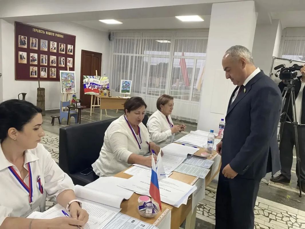Председатель Парламента Республики Северная Осетия – Алания Таймураз Русланович Тускаев по традиции отдал свой голос в с. Чикола Ирафского района Председатель Парламента Республики Северная Осетия – Алания Таймураз Русланович Тускаев по традиции отдал свой голос в с. Чикола Ирафского района