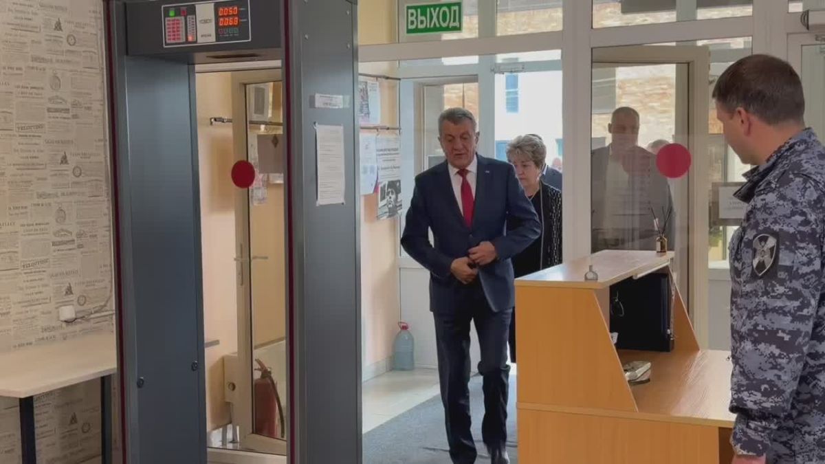 Сергей Меняйло: Сегодня вместе с супругой приняли участие в голосовании на выборах депутатов Государственной Думы Федерального Собрания Российской Федерации девятого созыва