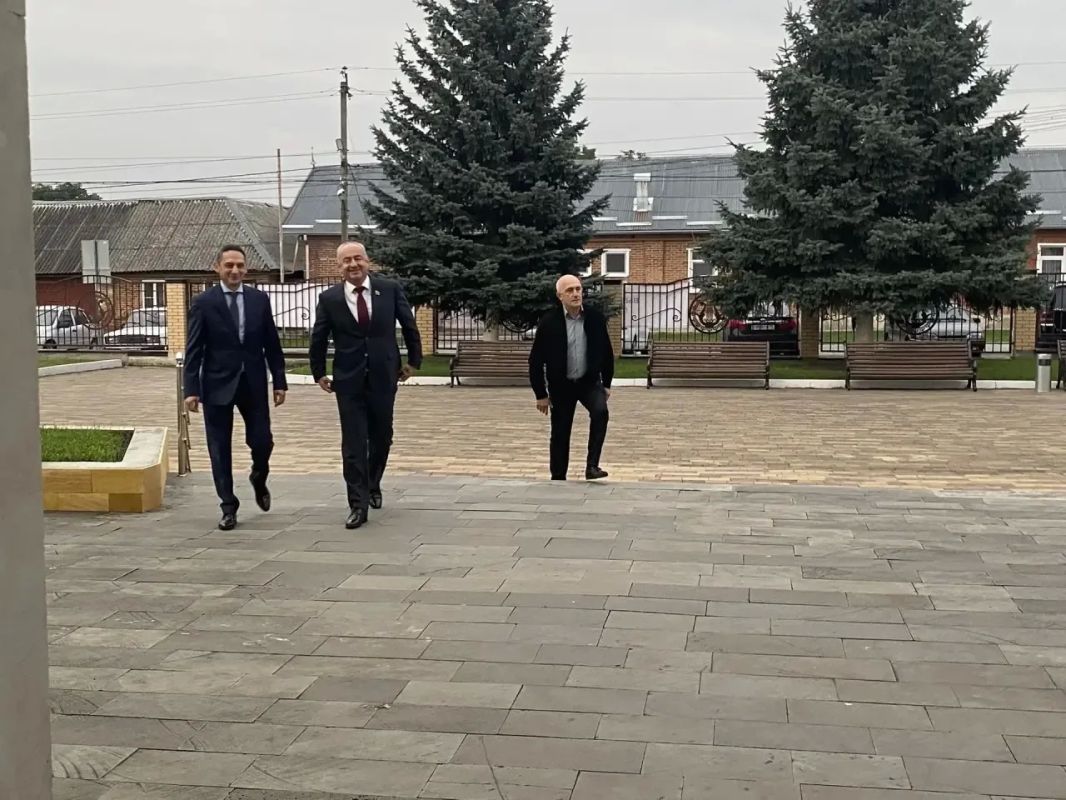 Председатель Парламента Республики Северная Осетия – Алания Таймураз Русланович Тускаев по традиции отдал свой голос в с. Чикола Ирафского района Председатель Парламента Республики Северная Осетия – Алания Таймураз Русланович Тускаев по традиции отдал свой голос в с. Чикола Ирафского района