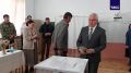 И. о. президента Южной Осетии Марат Камболов проголосовал на досрочных выборах главы республики на избирательном участке №20, который располагается в здании средней школы в поселке Дзау, передает ТАСС