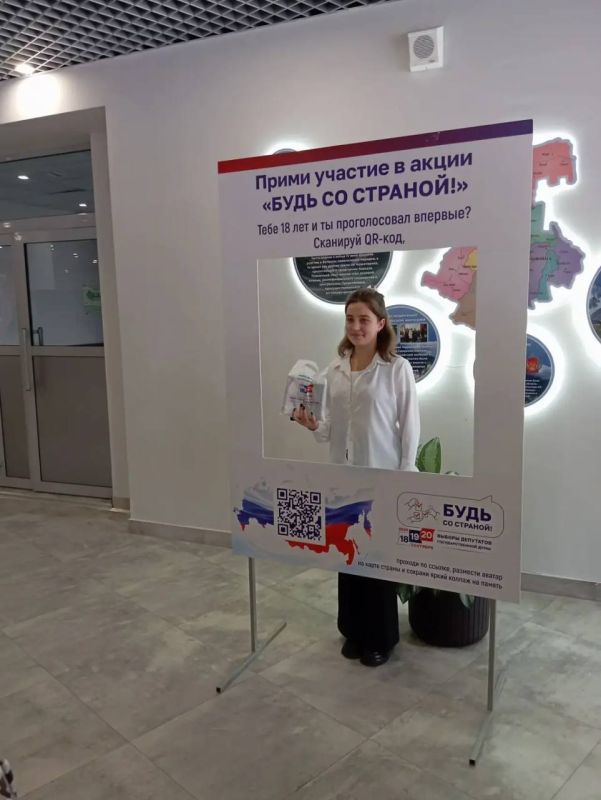 Анастасия Капослез голосует впервые и получила памятные подарки