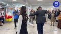 Танцуют все! Международный наблюдатель из Кении проникся красотой осетинского танца и музыки и не смог не выйти на танец-приглашение в Дигоре