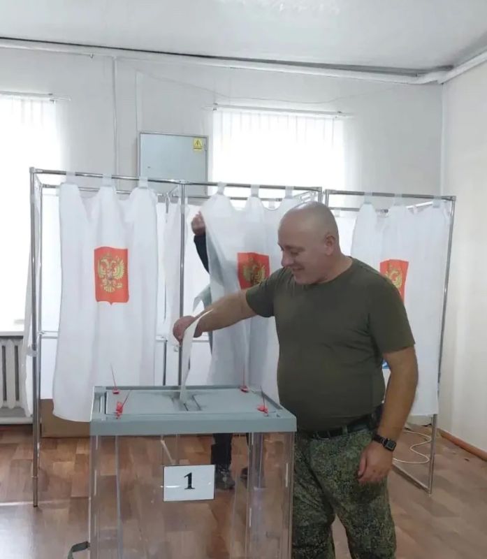 ГОЛОСУЮТ НАШИ ГЕРОИ. В эти дни в родной республике — и на избирательном участке ГОЛОСУЮТ НАШИ ГЕРОИ. В эти дни в родной республике — и на избирательном участке