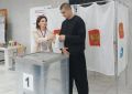 Для сына — первый голос.. Для мамы — рабочий день в составе избирательной комиссии