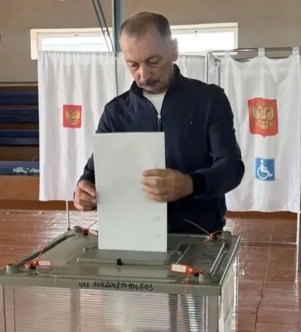 ГОЛОСУЮТ НАШИ ГЕРОИ. В эти дни в родной республике — и на избирательном участке ГОЛОСУЮТ НАШИ ГЕРОИ. В эти дни в родной республике — и на избирательном участке