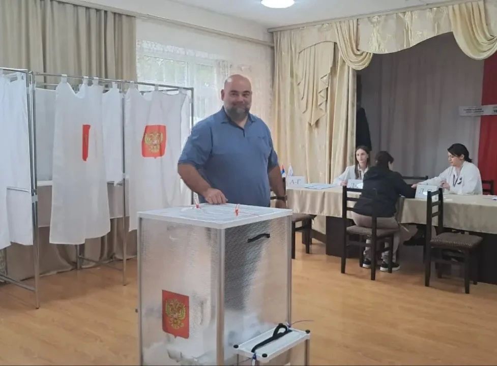ГОЛОСУЮТ НАШИ ГЕРОИ. В эти дни в родной республике — и на избирательном участке ГОЛОСУЮТ НАШИ ГЕРОИ. В эти дни в родной республике — и на избирательном участке