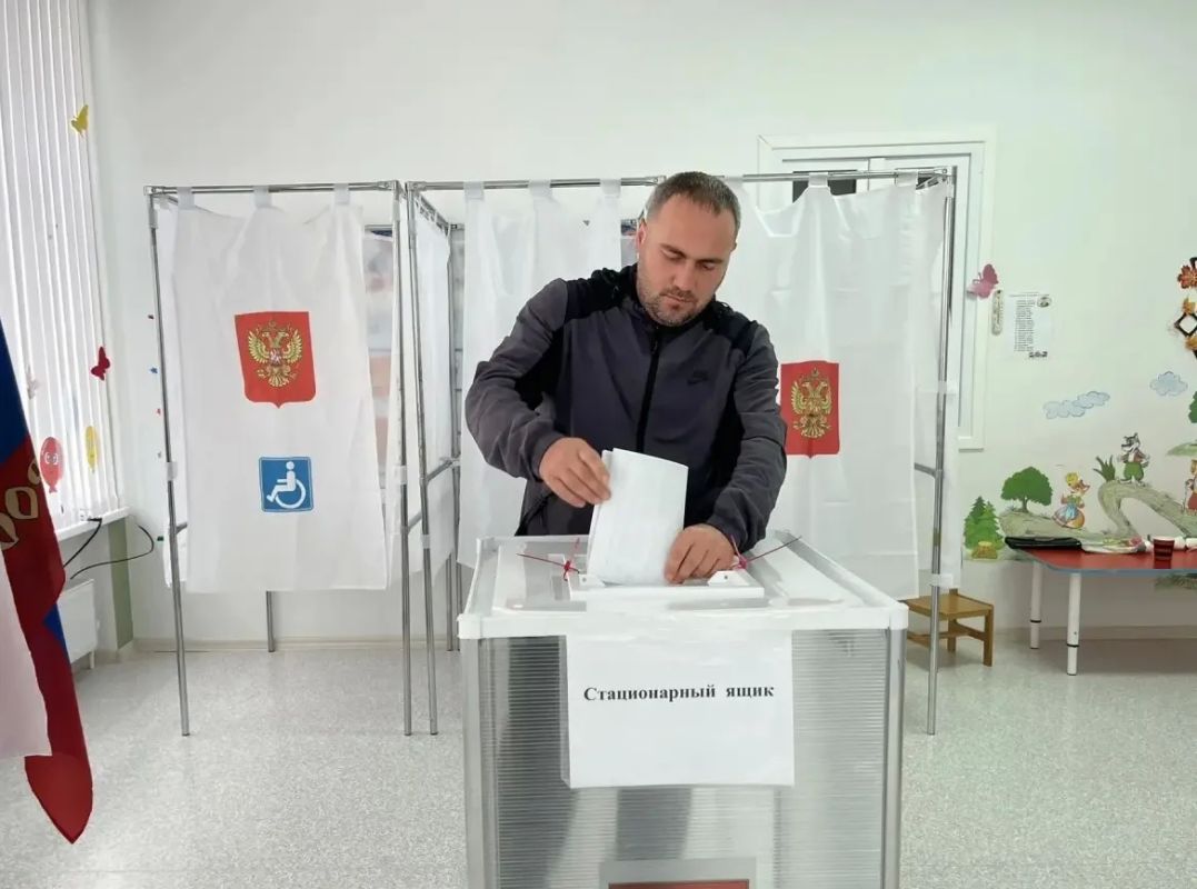 ГОЛОСУЮТ НАШИ ГЕРОИ. В эти дни в родной республике — и на избирательном участке ГОЛОСУЮТ НАШИ ГЕРОИ. В эти дни в родной республике — и на избирательном участке