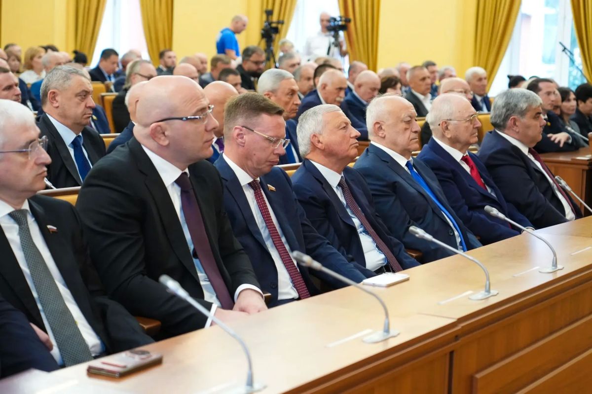 Сегодня полномочный представитель Президента РФ в Северо-Кавказском федеральном округе Юрий Чайка принял участие в заседании Парламента Республики Северная Осетия-Алания по случаю избрания Главы Республики Северная... Сегодня полномочный представитель Президента РФ в Северо-Кавказском федеральном округе Юрий Чайка принял участие в заседании Парламента Республики Северная Осетия-Алания по случаю избрания Главы Республики Северная...