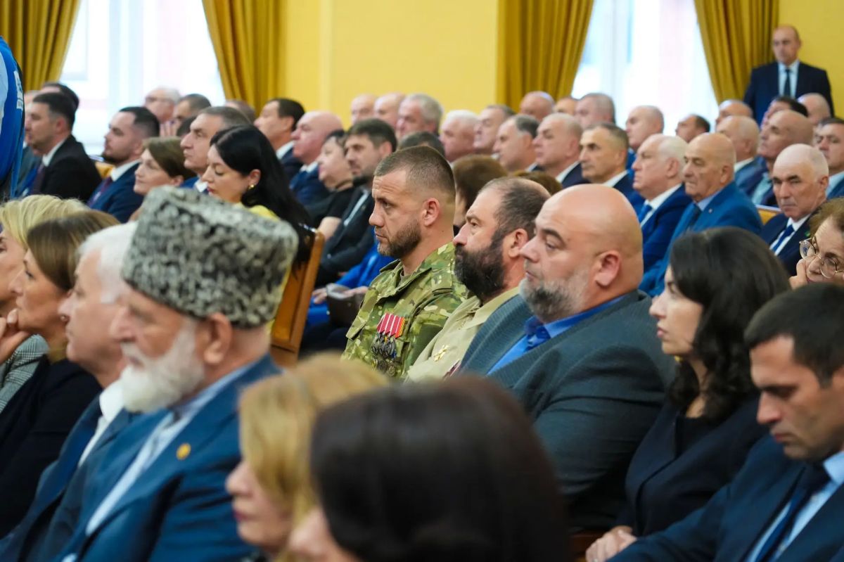Сегодня полномочный представитель Президента РФ в Северо-Кавказском федеральном округе Юрий Чайка принял участие в заседании Парламента Республики Северная Осетия-Алания по случаю избрания Главы Республики Северная... Сегодня полномочный представитель Президента РФ в Северо-Кавказском федеральном округе Юрий Чайка принял участие в заседании Парламента Республики Северная Осетия-Алания по случаю избрания Главы Республики Северная...