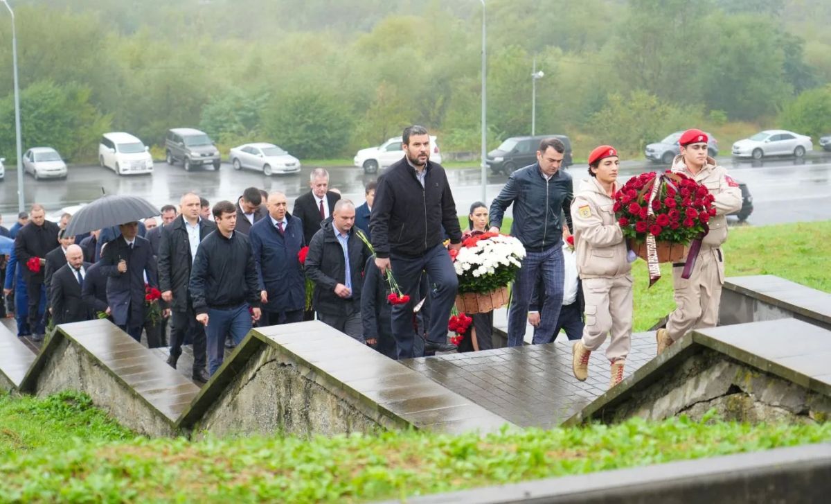 Глава РСО – Алания Сергей Меняйло принял участие в мероприятии, посвященном памяти погибших в результате схода ледника Колка в Кармадонскомущелье Глава РСО – Алания Сергей Меняйло принял участие в мероприятии, посвященном памяти погибших в результате схода ледника Колка в Кармадонскомущелье