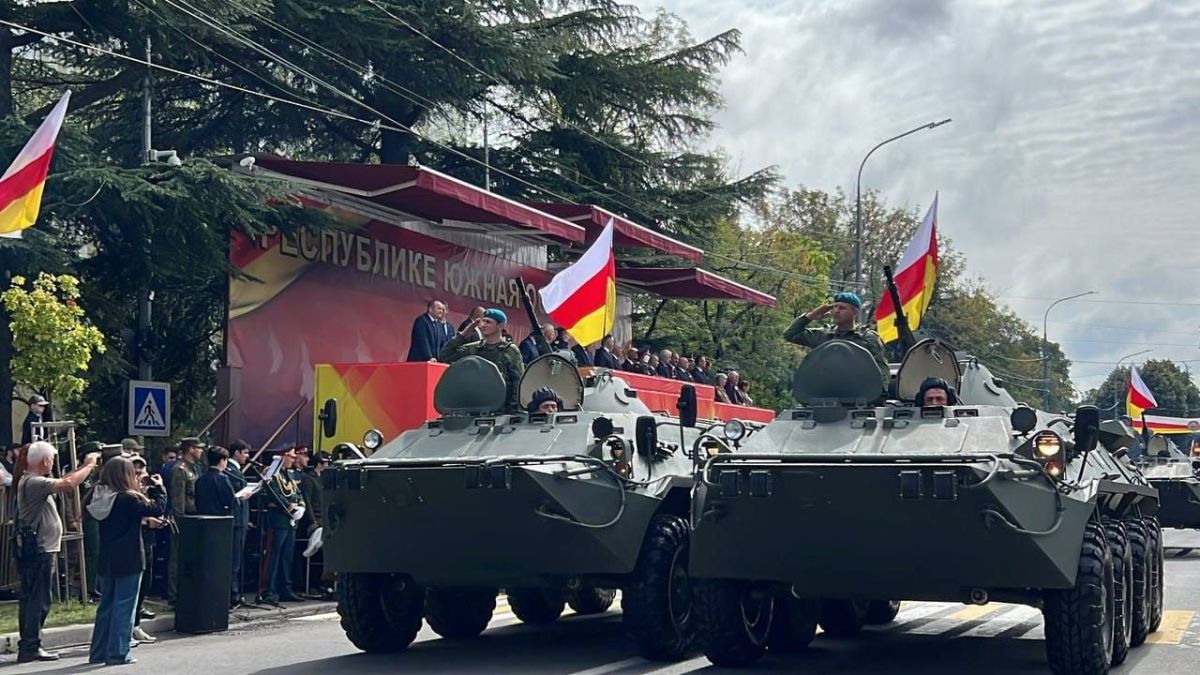 В Цхинвале прошел военный парад в ознаменование 36-й годовщины Дня провозглашения Республики Южная Осетия В Цхинвале прошел военный парад в ознаменование 36-й годовщины Дня провозглашения Республики Южная Осетия