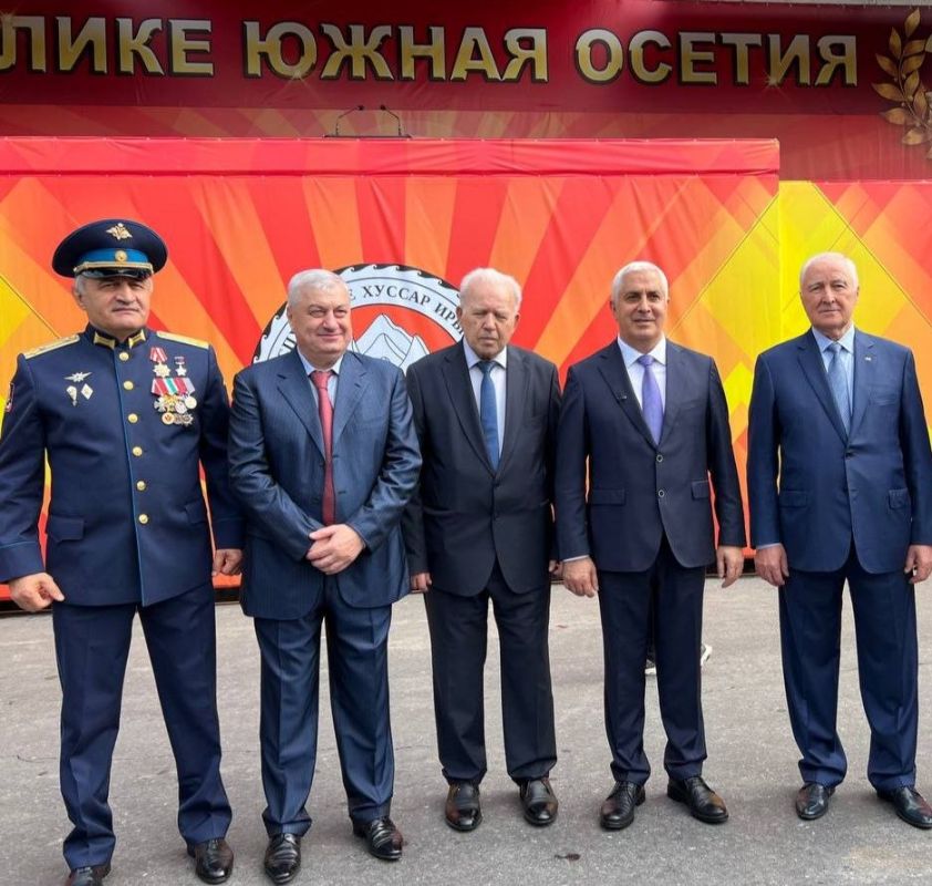 В Цхинвале прошел военный парад в ознаменование 36-й годовщины Дня провозглашения Республики Южная Осетия В Цхинвале прошел военный парад в ознаменование 36-й годовщины Дня провозглашения Республики Южная Осетия