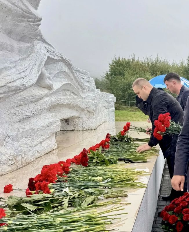 Коллектив Министерства ЖКХ, топлива и энергетики почтил память жертв Кармадонской трагедии, возложив цветы к монументу на окраине селения Гизель