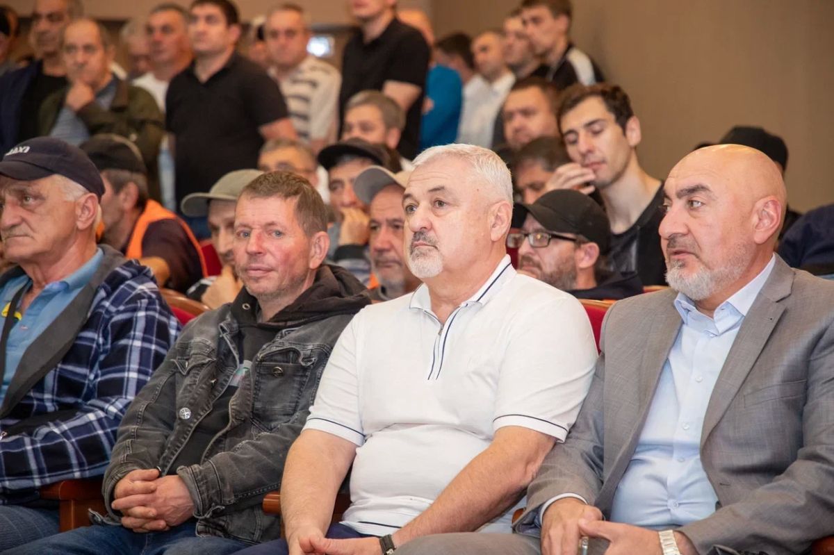 В мэрии Владикавказа состоялась встреча военного комиссара РСО-Алания Владимира Скомороха с сотрудниками администрации В мэрии Владикавказа состоялась встреча военного комиссара РСО-Алания Владимира Скомороха с сотрудниками администрации