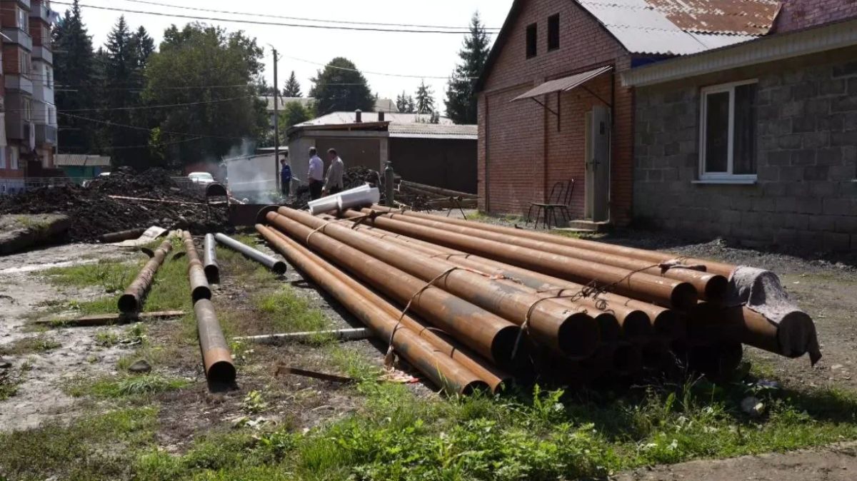 В Октябрьском меняют аварийный участок теплотрассы