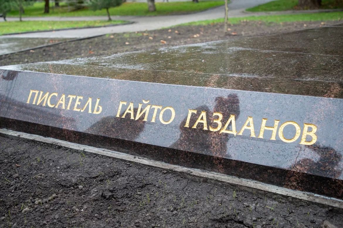 Во Владикавказе открыли памятник Гайто Газданову Во Владикавказе открыли памятник Гайто Газданову