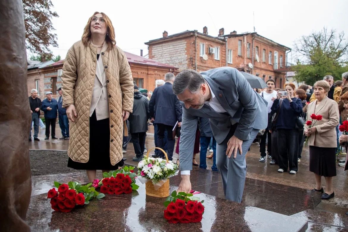 Во Владикавказе открыли памятник Гайто Газданову Во Владикавказе открыли памятник Гайто Газданову