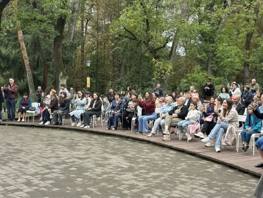Нашему синему городу 242! Сотни людей, от мала до велика, собрались в Центральном парке имени Коста Хетагурова, чтобы отпраздновать День города. Для жителей и гостей подготовлена яркая и интересная программа Нашему синему городу 242! Сотни людей, от мала до велика, собрались в Центральном парке имени Коста Хетагурова, чтобы отпраздновать День города. Для жителей и гостей подготовлена яркая и интересная программа