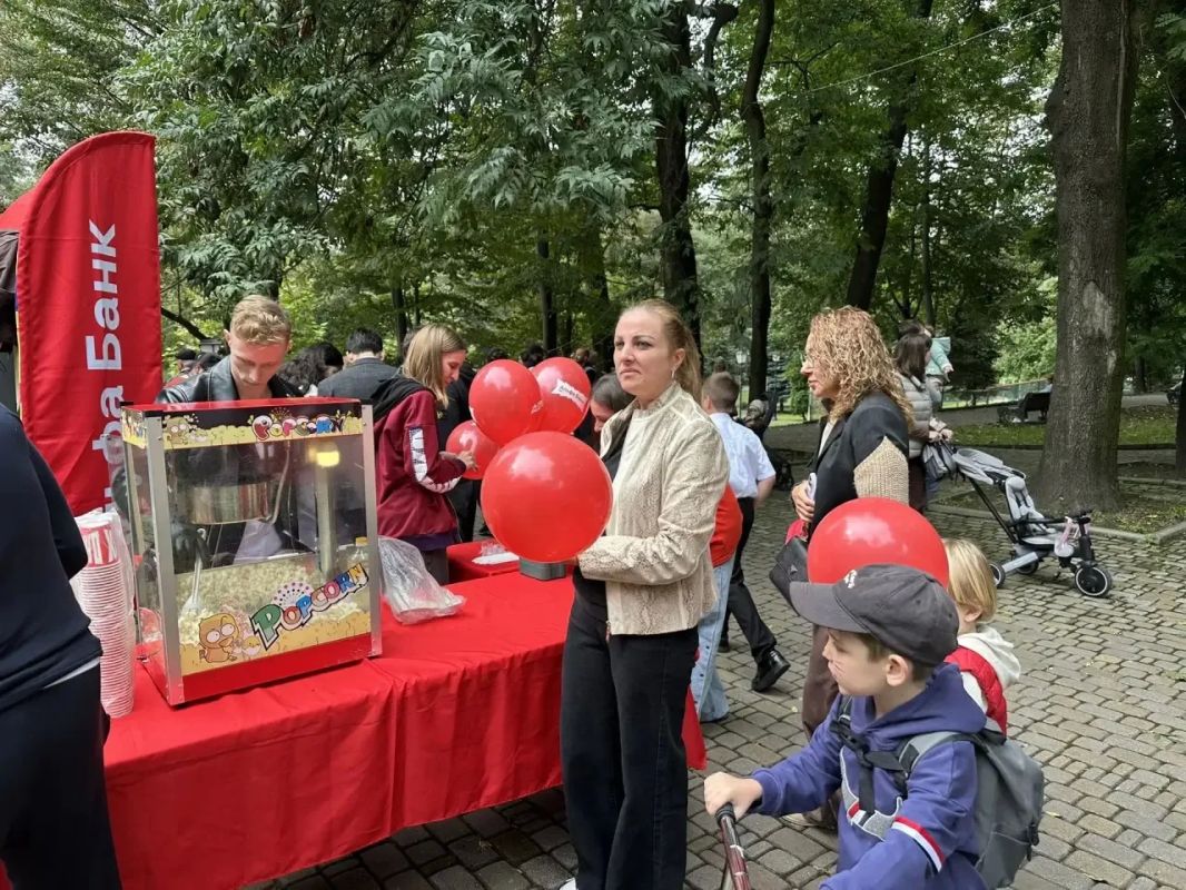 Нашему синему городу 242! Сотни людей, от мала до велика, собрались в Центральном парке имени Коста Хетагурова, чтобы отпраздновать День города. Для жителей и гостей подготовлена яркая и интересная программа Нашему синему городу 242! Сотни людей, от мала до велика, собрались в Центральном парке имени Коста Хетагурова, чтобы отпраздновать День города. Для жителей и гостей подготовлена яркая и интересная программа